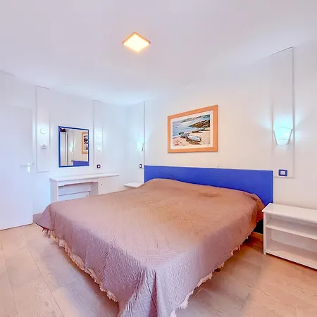 Oceanfront With Sea Views And Seawater Pool, Lg73